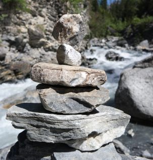 cropped-rocks-in-a-stream-2.jpg